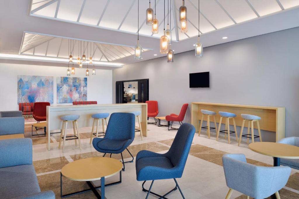 Express Airport By Ihg Hotel 3*